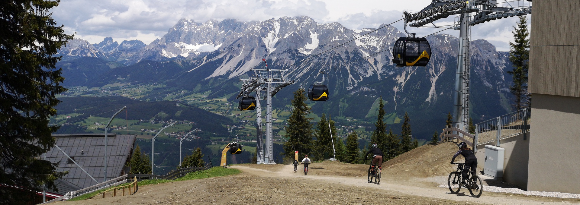 Gondelbahn und Biker auf der Planai